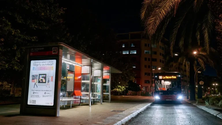 L’EMT il·lumina el 93% de les marquesines de les parades per a convertir-les en entorns més segurs