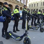 València estrena una unidad de la Policía Local en patinete eléctrico para reforzar la seguridad en los carriles bici