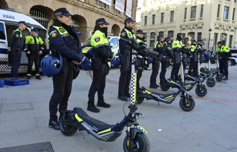 València estrena una unitat de la Policia Local en patinet elèctric per a reforçar la seguretat als carrils bici