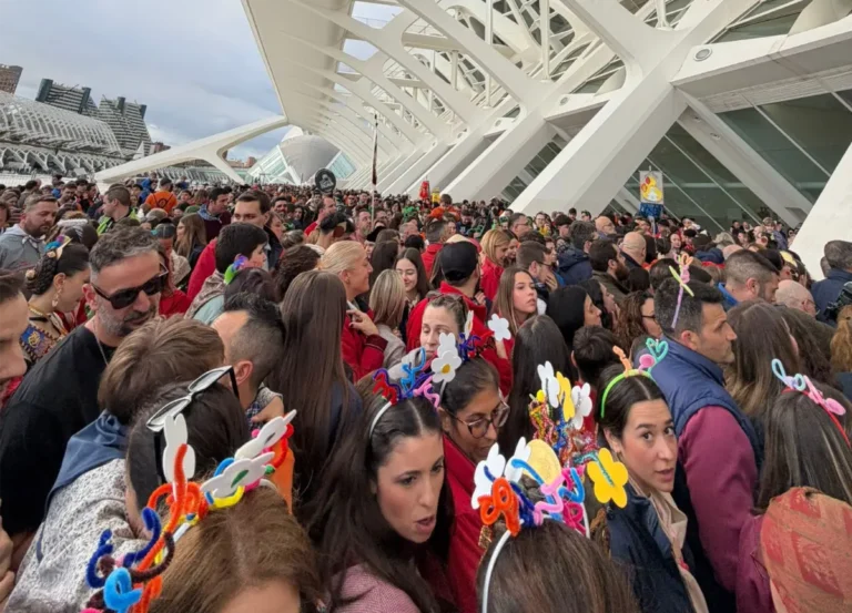 col·lapse en la recollida del ninot infantil 2026 / colapso en la recogida del ninot infantil 2026