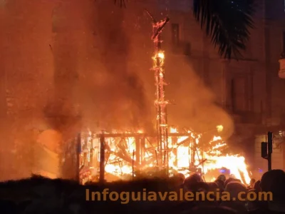 cremà falles municipals 2026 a la plaça de l’Ajuntament de València / cremà fallas municipales 2026 en la plaza del Ayuntamiento de València