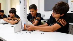 Space Camp València amb joves participants en activitats STEM / Space Camp València con jóvenes participantes en actividades STEM