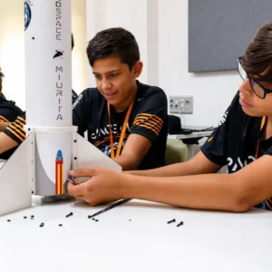 Space Camp València amb joves participants en activitats STEM / Space Camp València con jóvenes participantes en actividades STEM