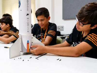 Space Camp València amb joves participants en activitats STEM / Space Camp València con jóvenes participantes en actividades STEM