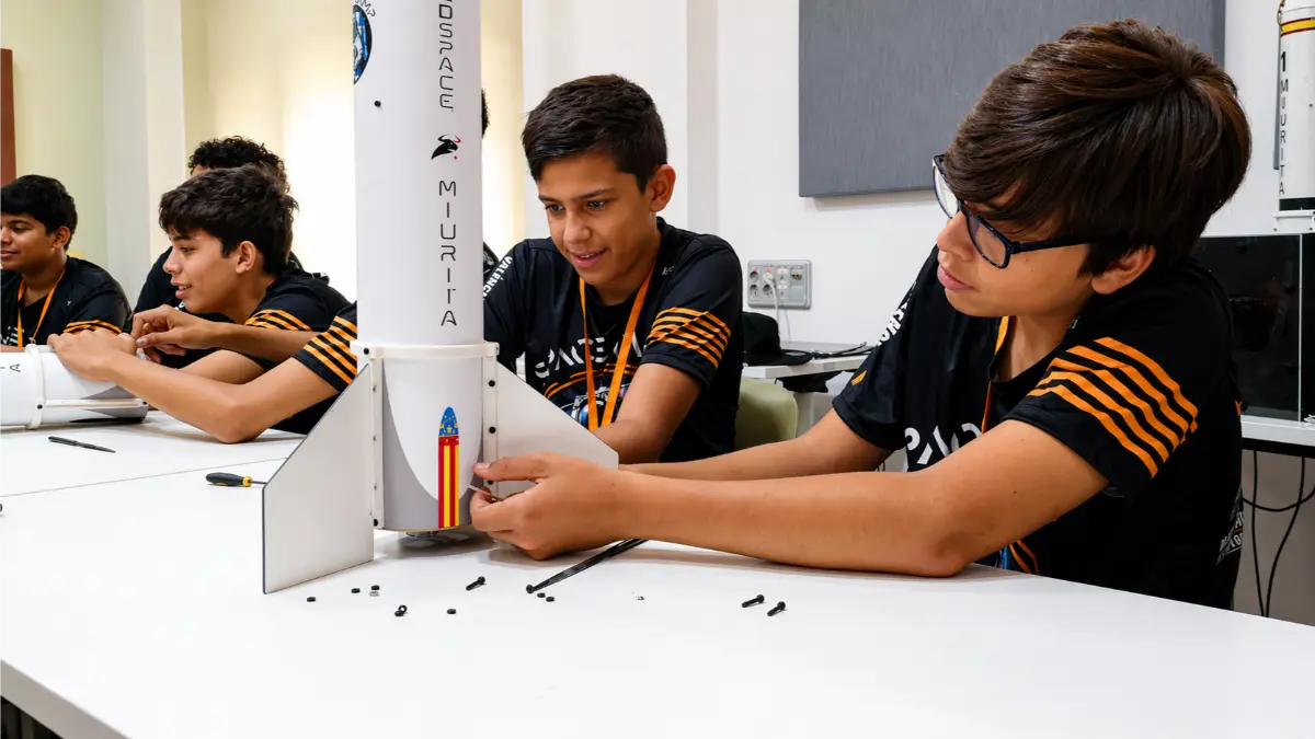 Space Camp València amb joves participants en activitats STEM / Space Camp València con jóvenes participantes en actividades STEM