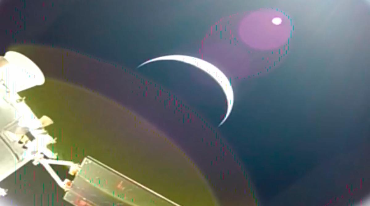 Artemis II pone rumbo a la Luna tras salir de la órbita terrestre 4 Artemis II cap a la Lluna: la Terra vista des d’una càmera solar d’Orion