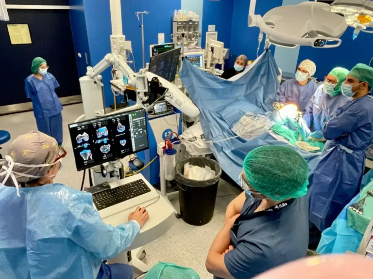 Cirurgia robòtica pediàtrica a Alacant: el Doctor Balmis opera amb èxit un xiquet d’un any