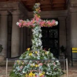 La Creu de Maig de l'Ajuntament de València homenatja totes les mares amb una composició floral mediterrània