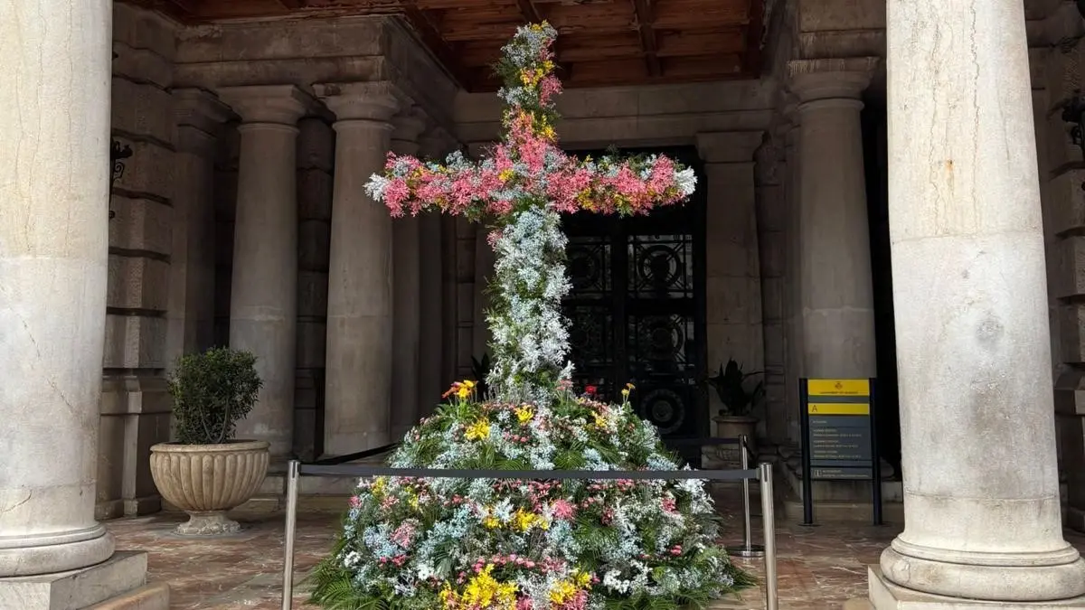 La Creu de Maig de l'Ajuntament de València homenatja totes les mares amb una composició floral mediterrània