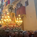 La Processó de la Mare de Déu dels Desemparats estrena una marxa pròpia entre flors i devoció