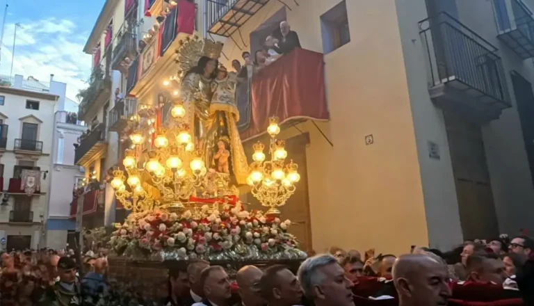 La Processó de la Mare de Déu dels Desemparats estrena una marxa pròpia entre flors i devoció