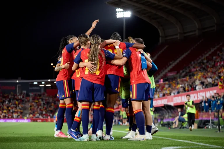 España golea a Inglaterra y llega líder a la última jornada del grupo A3