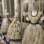 El Saló de Cristall acull una exposició gratuïta de joies i indumentària valenciana