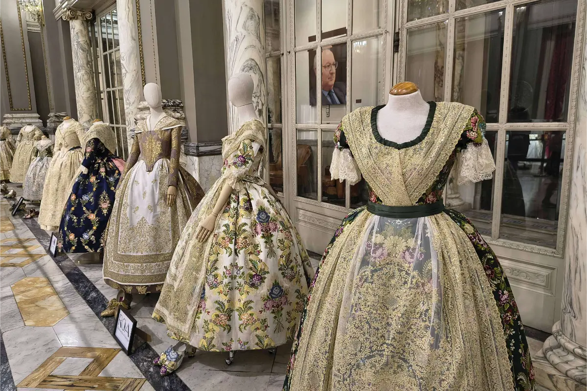 El Saló de Cristall acull una exposició gratuïta de joies i indumentària valenciana