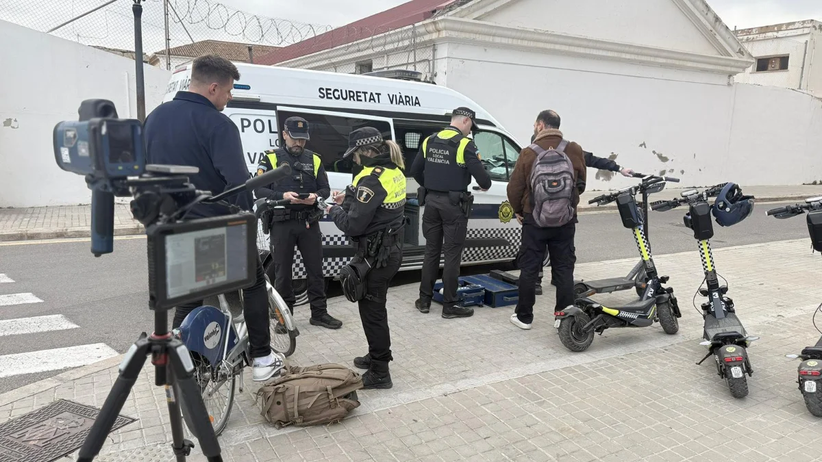 Patinets a València en una campanya de controls de la Policia Local