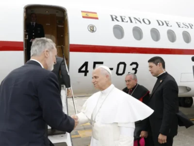 El papa Lleó XIV saluda els fidels durant el viatge del Papa a Espanya