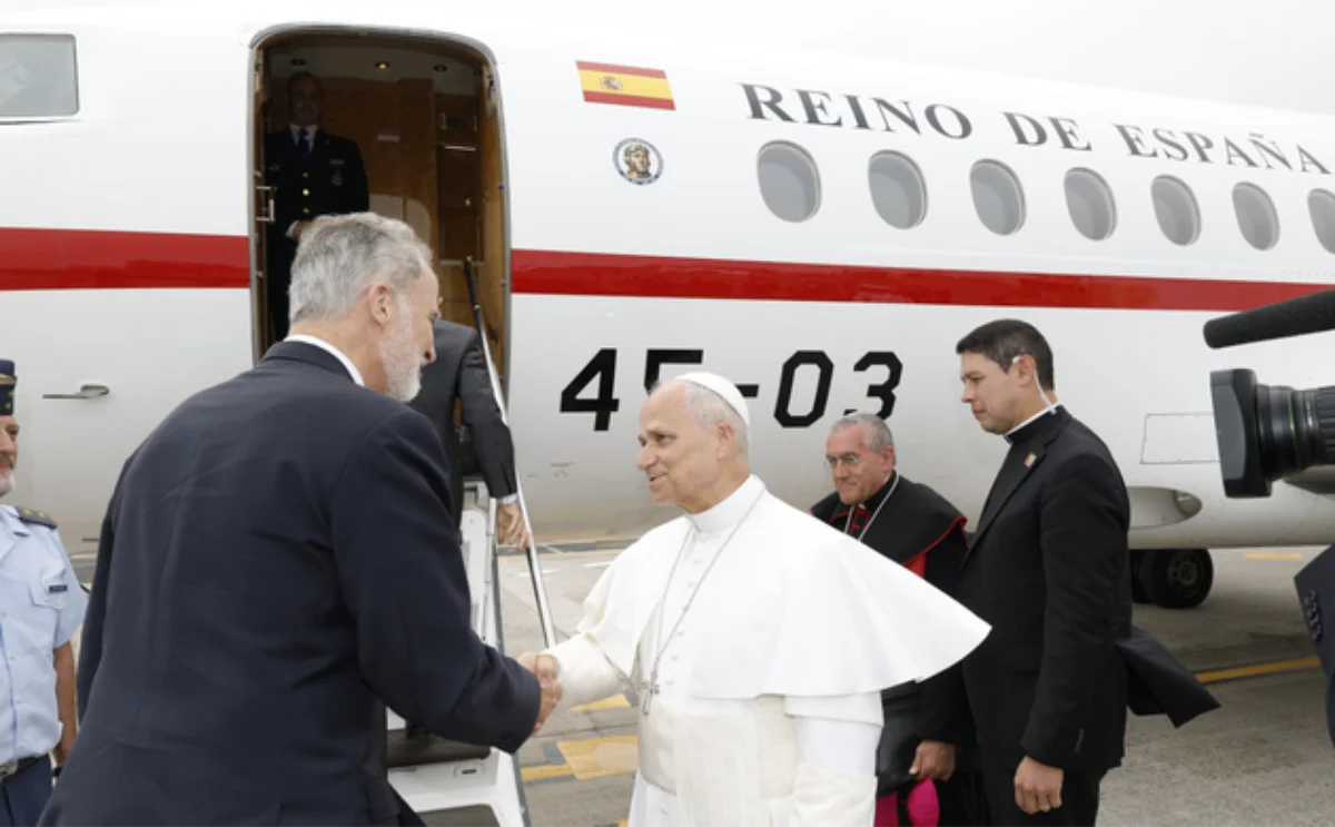 El papa Lleó XIV saluda els fidels durant el viatge del Papa a Espanya