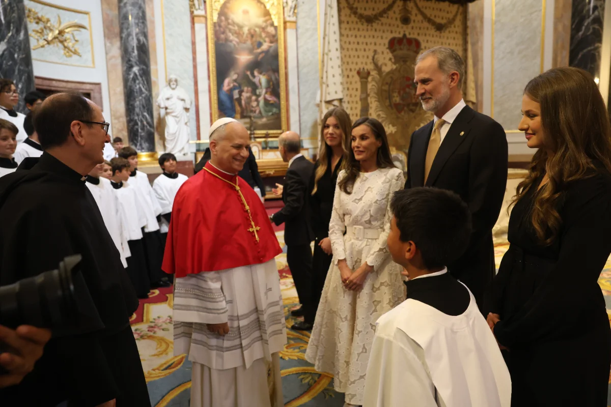 La Família Reial rep el Papa Lleó XIV en l’inici de la seua visita a Espanya 5 Visita del Papa Lleó XIV a Espanya amb la Família Reial al Palau Reial de Madrid