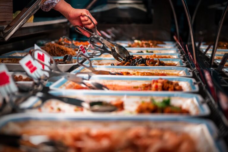 El turisme d’estiu eleva el risc de malbaratament alimentari en hotels i restaurants
