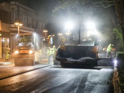 Asfalt fonoabsorbent a la Gran Via del Marqués del Túria durant els treballs nocturns