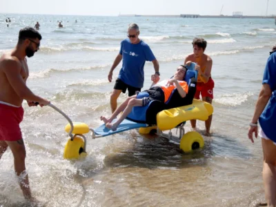 Butaca per al bany adaptat per a persones amb paràlisi cerebral a la platja del Cabanyal de València