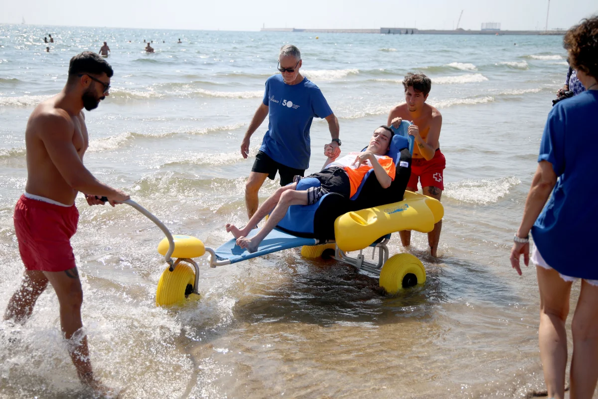 València prueba un sillón pionero para el baño adaptado de personas con parálisis cerebral 1 Butaca per al bany adaptat per a persones amb paràlisi cerebral a la platja del Cabanyal de València