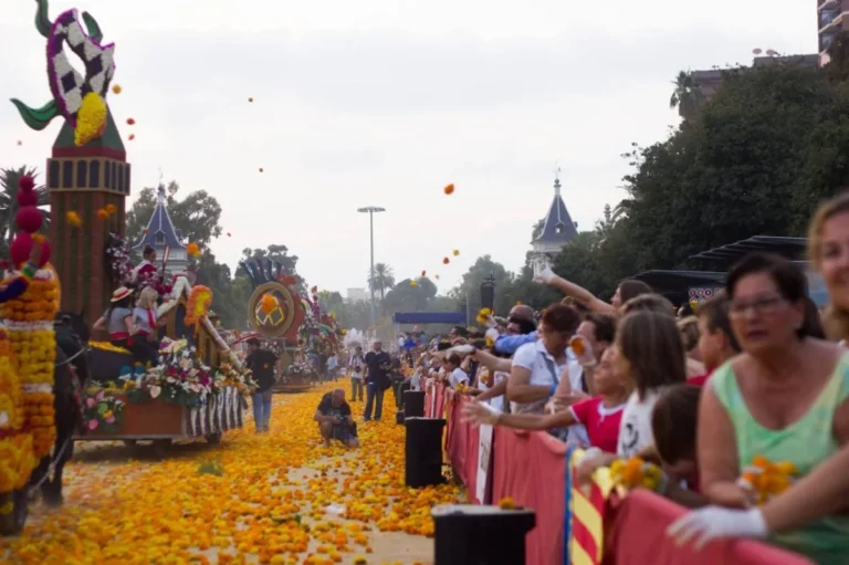 La Batalla de Flors de València tanca la Fira de Juliol amb prop d’1,5 milions de clavellons