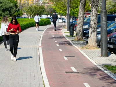 Carril bici de l’Albereda en València abans de baixar a la calçada