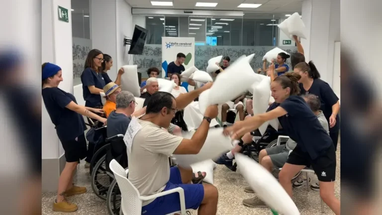 Una pelea de almohadas reclama el Código DCA tras el alta hospitalaria