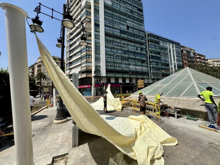 València prova els primers tendals a les places d’Espanya i d’Amèrica