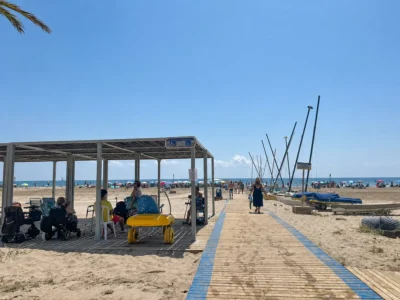Platges accessibles amb passarel·la i zona de bany adaptada