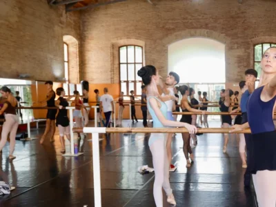 Ballarins i ballarines del Campus Internacional València Dansa durant una classe al Complex de la Petxina