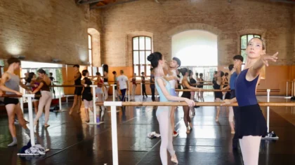 Ballarins i ballarines del Campus Internacional València Dansa durant una classe al Complex de la Petxina
