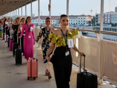Candidates a Falleres Majors de València durant l’embarcament del creuer faller