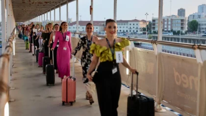 Candidates a Falleres Majors de València durant l’embarcament del creuer faller