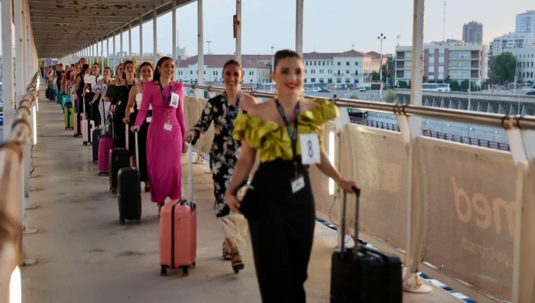Candidates a Falleres Majors de València durant l’embarcament del creuer faller