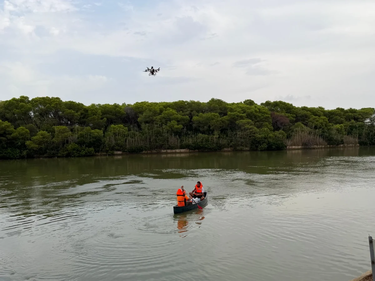Drons a l’Albufera: la IA vigilarà la qualitat de l’aigua per anticipar possibles episodis de contaminació 3 Dron volant sobre l’aigua durant les proves d’Ocean Watcher a l’Albufera