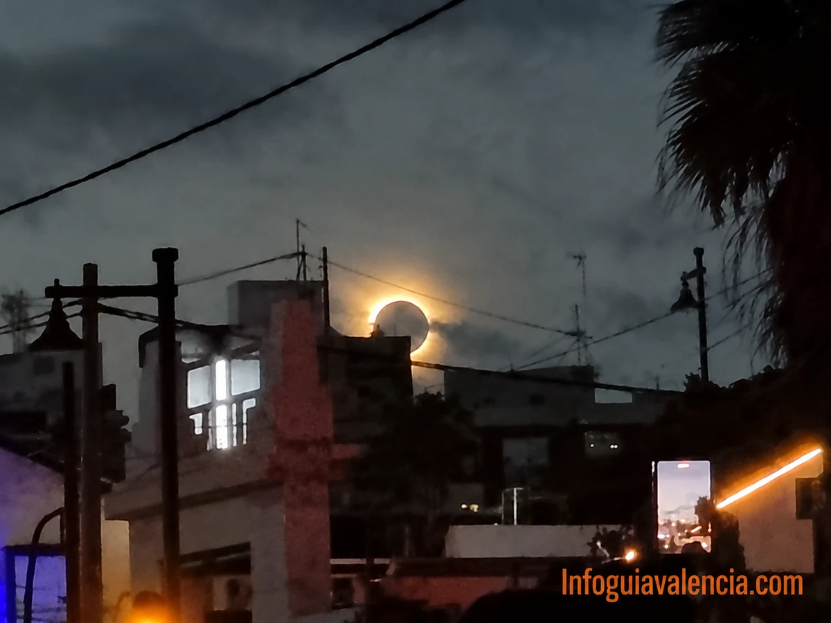 València: Turisme, Oci, Actualitat i tot el que has de saber sobre la ciutat 21 L’eclipsi total a València: 50.000 persones a la Malva-rosa, un minut de foscor i curiositats inesperades