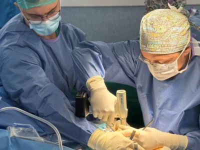 Equip de l'Hospital Doctor Peset durant una intervenció per regenerar cartílag amb condròcits