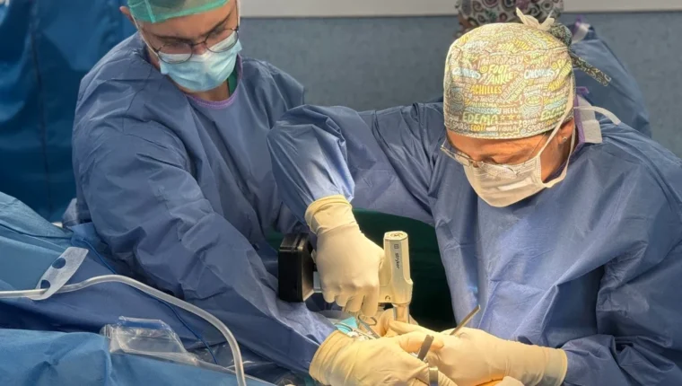 Equip de l'Hospital Doctor Peset durant una intervenció per regenerar cartílag amb condròcits