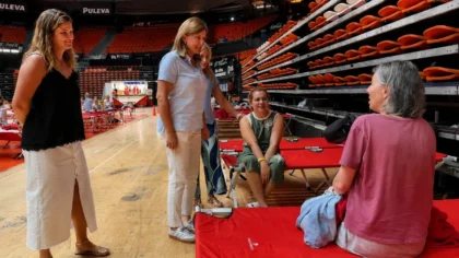 Persones desallotjades per l’incendi del Saler ateses a la Fonteta abans del retorn als seus habitatges