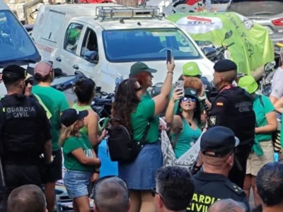 Persones esperant l’arribada dels ciclistes en el pas de la Vuelta a Barx
