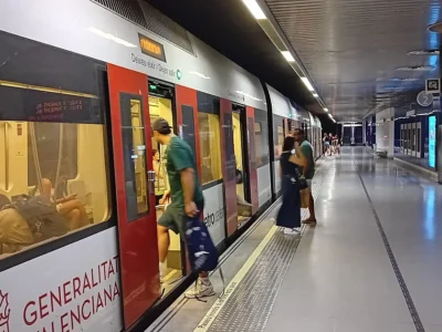 Viatgers de Metrovalencia baixant d’un tren en una estació de la xarxa