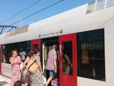 Tren de Metrovalencia en una estació de la xarxa, que recupera els horaris habituals l’1 de setembre