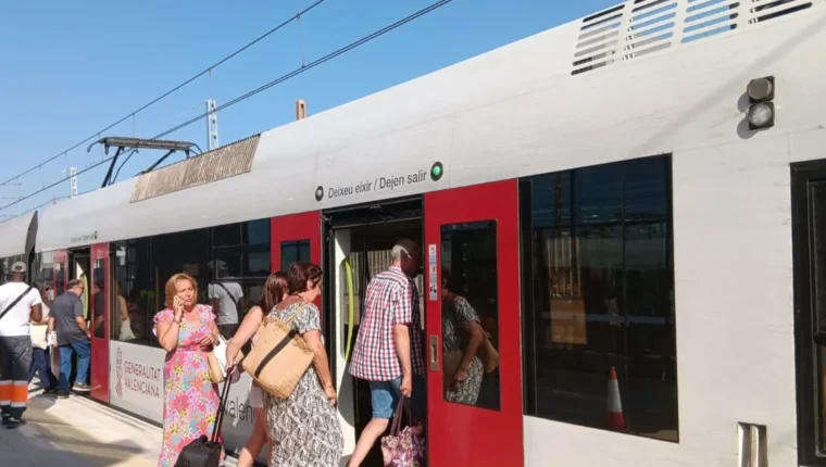 Tren de Metrovalencia en una estació de la xarxa, que recupera els horaris habituals l’1 de setembre