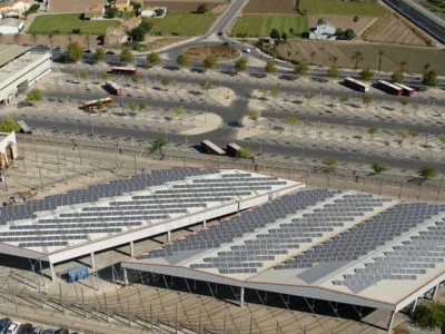 Tramvia de Metrovalencia a l’interior dels Tallers de Tarongers de València