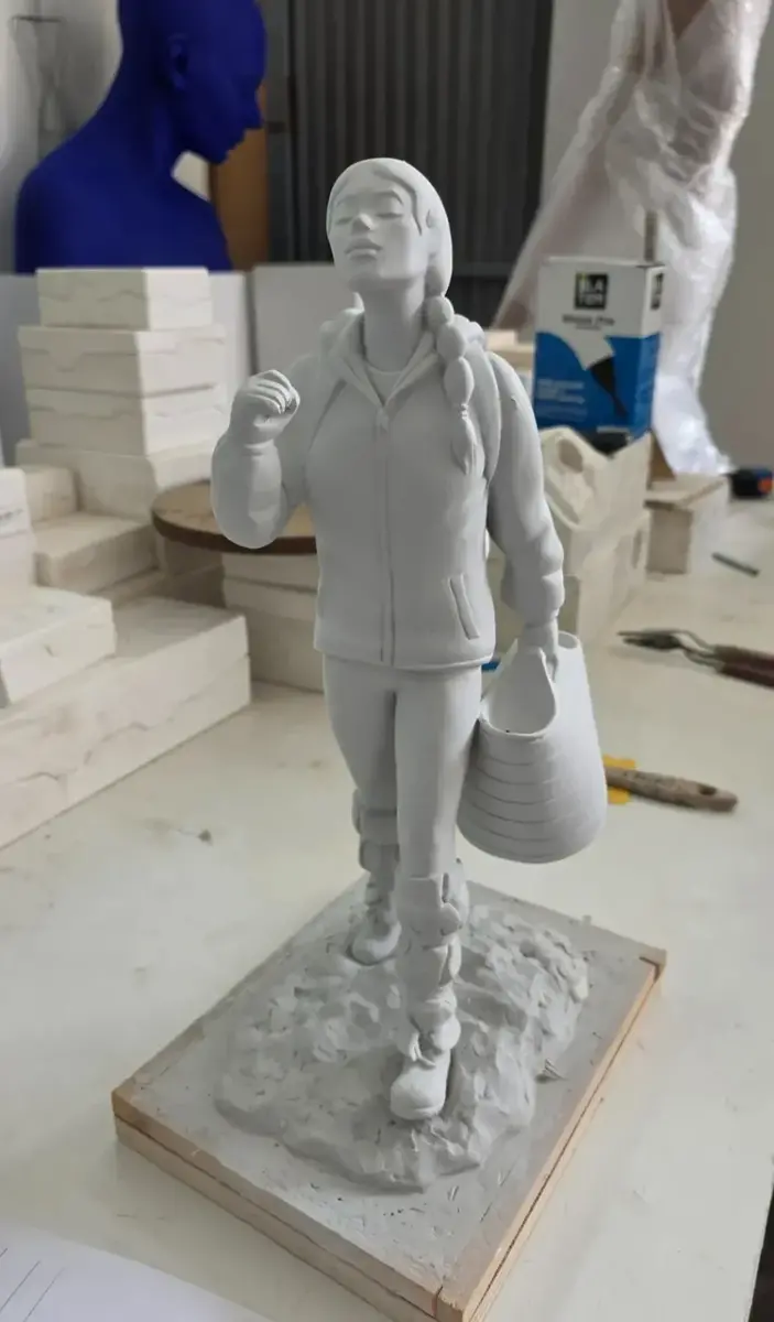 El monument als voluntaris de la dana avança cap a la fosa en bronze abans del segon aniversari 2 Maqueta del monument als voluntaris de la dana de Paco Roca