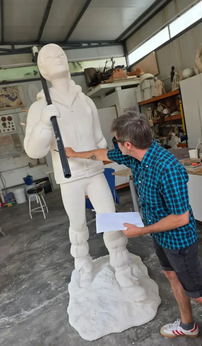 El monument als voluntaris de la dana avança cap a la fosa en bronze abans del segon aniversari 3 Model a escala real del monument als voluntaris de la dana de Paco Roca