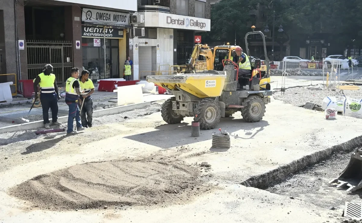 Giorgeta-Pérez Galdós reobri entre Conca i Sant Vicent i encara la reobertura completa al setembre 3 Operaris i maquinària durant les obres de reurbanització de Giorgeta-Pérez Galdós a València