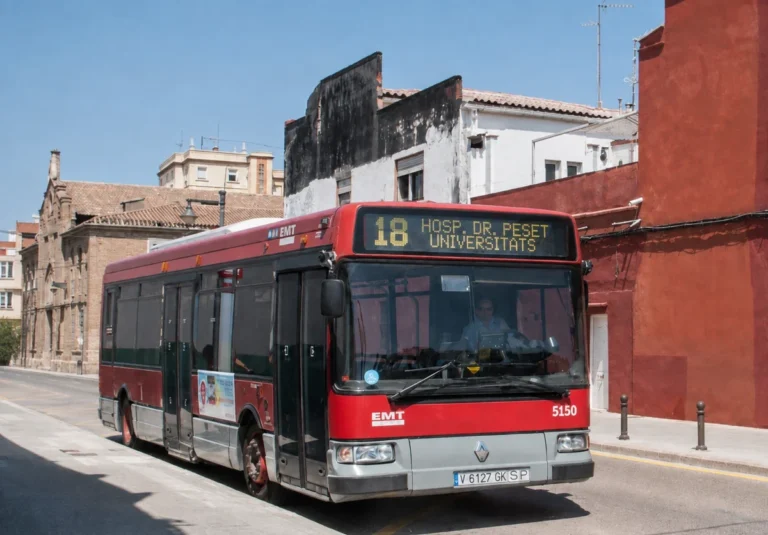 El reforç de l’EMT per l’eclipsi deixa esperes de més d’una hora en la línia 18